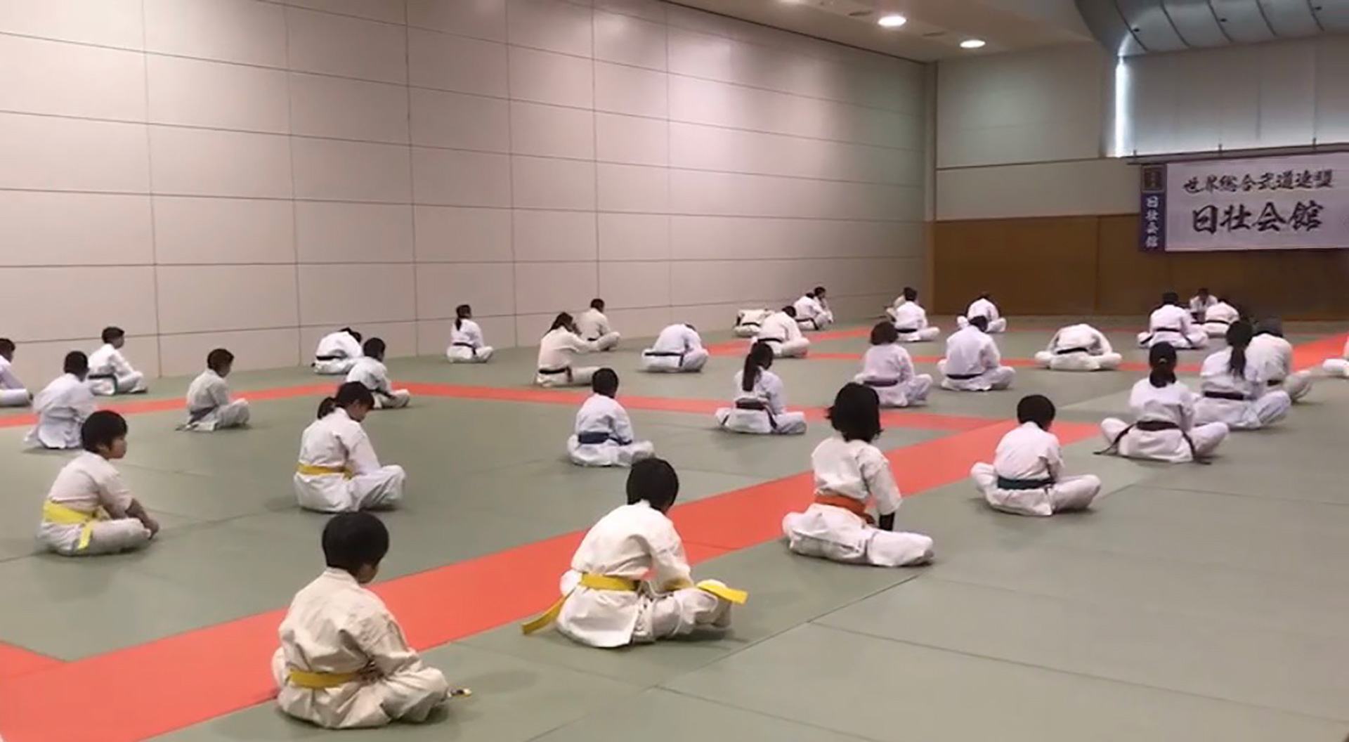 日壮会館青少年部の道場生たちの写真