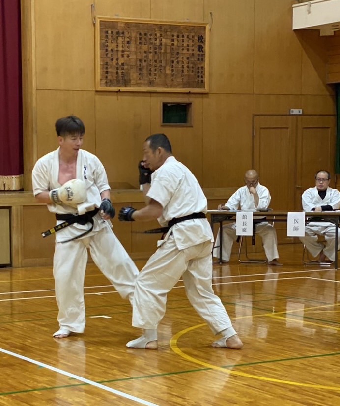 岩本賢二が50人組手 極限の攻防を完遂し五段昇段！