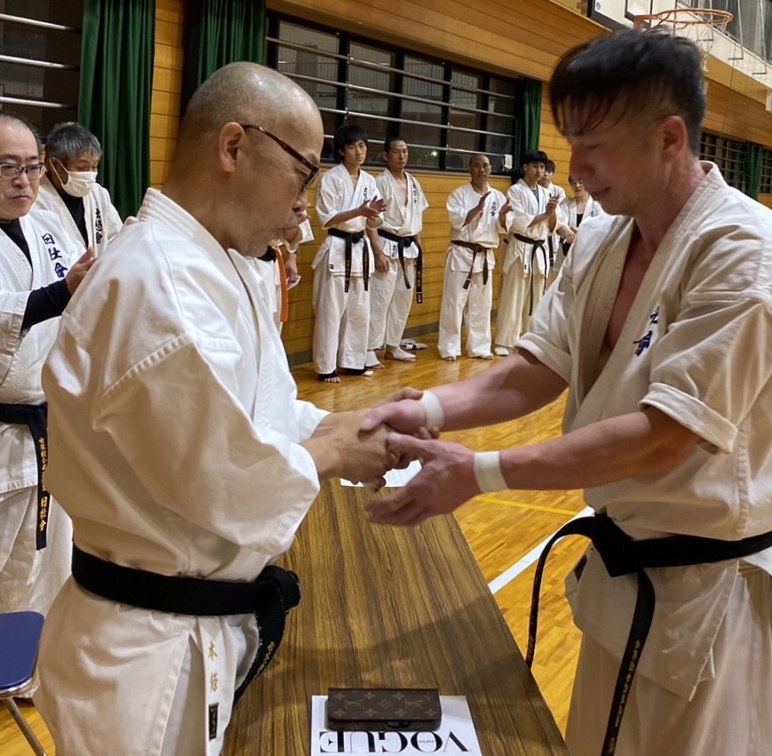 岩本賢二が50人組手 極限の攻防を完遂し五段昇段！